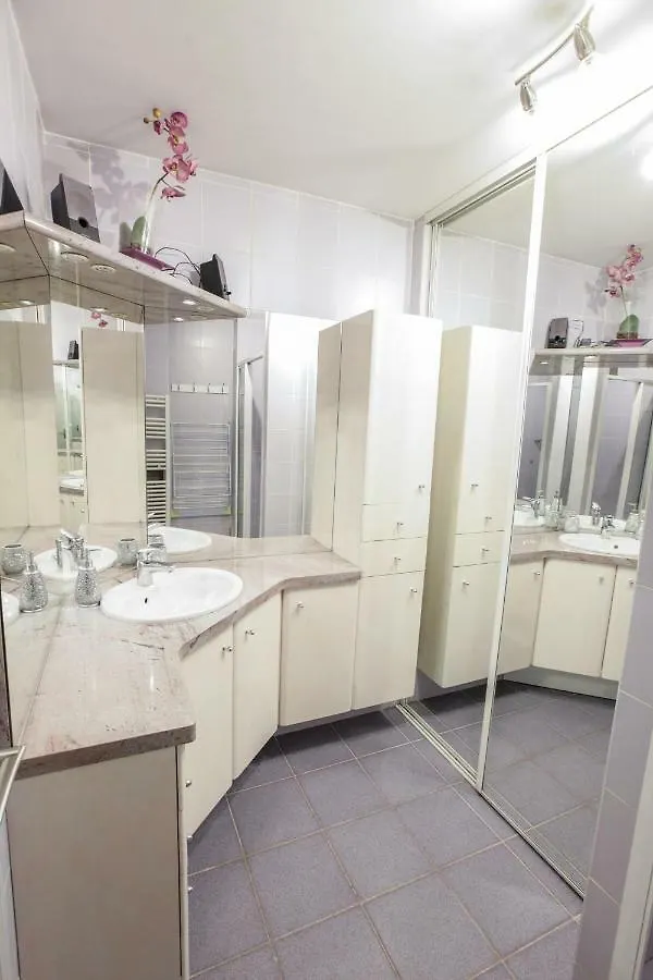Le Célestay Villeurbanne 0*,